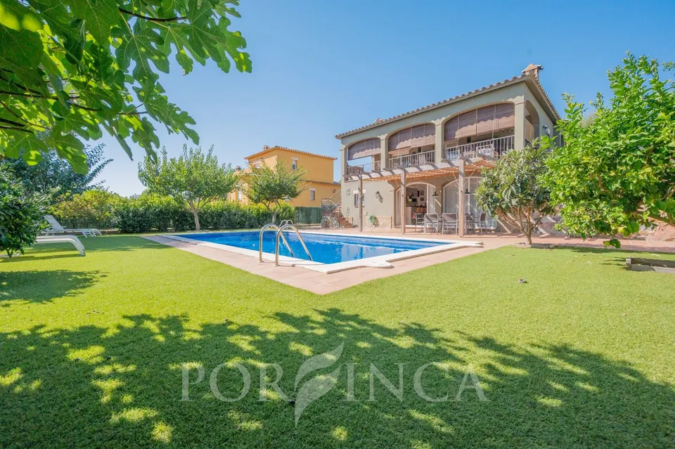 Casa completamente reformada con apartamento independiente, licencia turística, gran jardín y piscina en Calonge