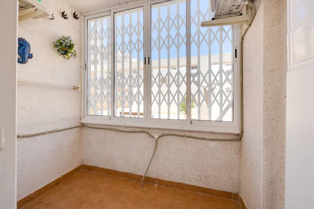 Apartamento 2 dormitorios con parking y piscina comunitaria en Torrevieja — 4
