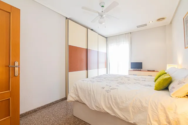 Luminoso piso exterior a esquina de 90 m2 con balcón, garaje y vistas despejadas en avenida de Alicante (vpo) — 21