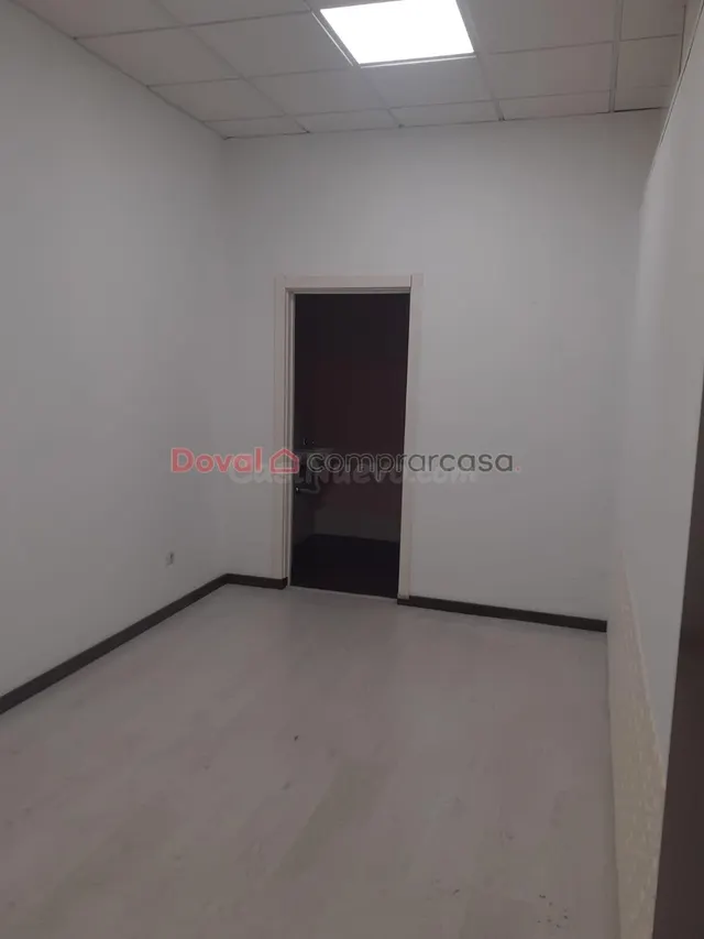 ALQUILER BAJO ACONDICIONADO CON GRAN ESCAPARATE — 7