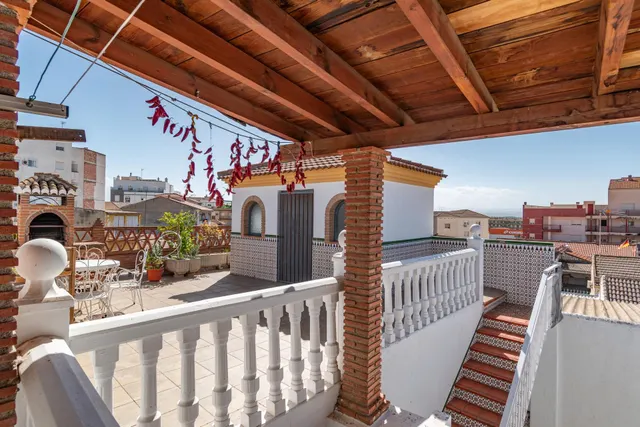 Gran Casa en Esquina en Atarfe – 4 Dormitorios, Piscina, Garaje y Espacio Comercial — 47