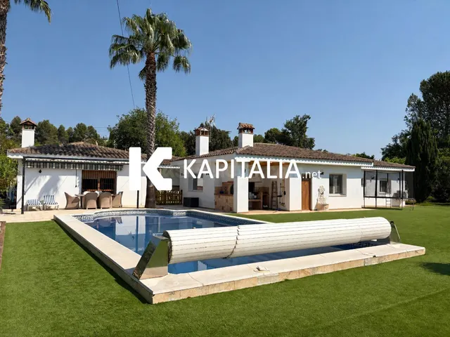 Exclusivo chalet de diseño en venta en Ontinyent, a un paso 