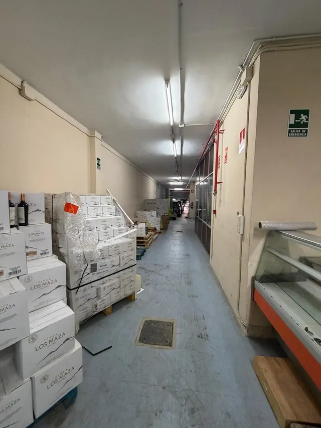 LOCAL EN VENTA EN ESPLUGUES DE LLOBREGAT — 2