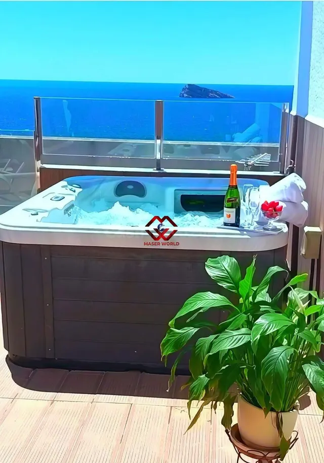 Ático con solárium privado y jacuzzi con vistas al mar en Be