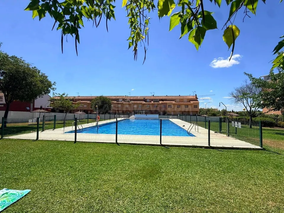 APARTAMENTO EN URBANIZACIÓN PRIVADA CON PISCINA. U. GUADIANA.