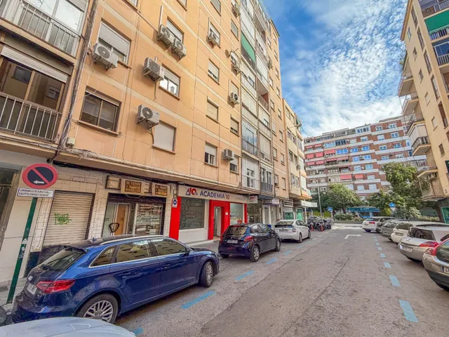 Piso de 3 Dorm. junto al parque Federico Garcia Lorca. - foto 2