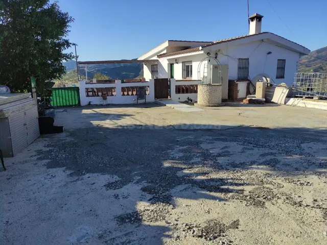SE VENDEN 2 CASAS Y 1 APARTAMENTO CON PISCINA Y ARBOLES FRUT