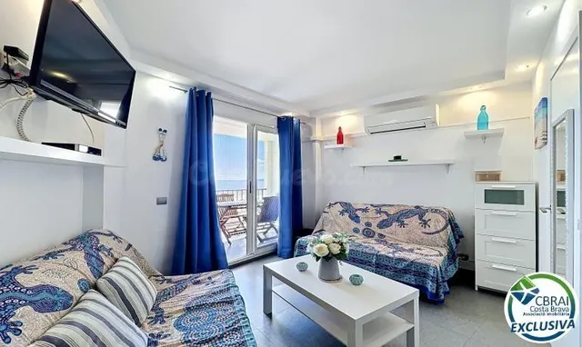Apartamento reformado con vista al mar en primera línea de p
