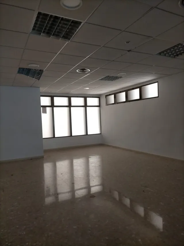LOCAL COMERCIAL EN PRIMERA LINEA. BUEN ESTADO. — 5