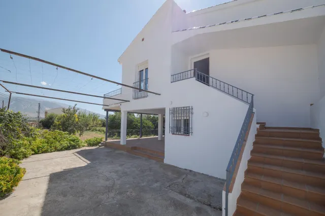 GRAN PARCELA CON VIVIENDA UNIFAMILIAR, 3 APARTAMENTOS, PISCINA Y VISTAS PANORÁMICAS EN PADUL (GRANADA) — 1.430 m2 DE TERRENO — 8