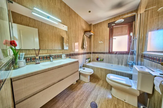 AMPLIA CASA DE 5 DORMITORIOS CON GARAJE, GRANDES TERRAZAS Y  - foto 5