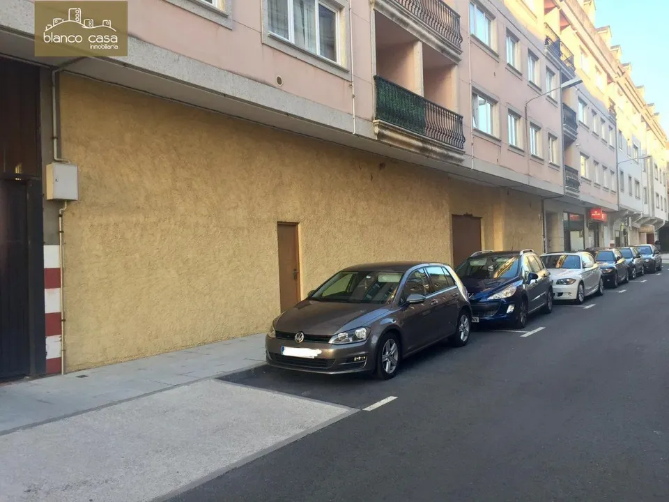 Local comercial de 280m2 segregables, muy céntrico, en alquiler en A Laracha