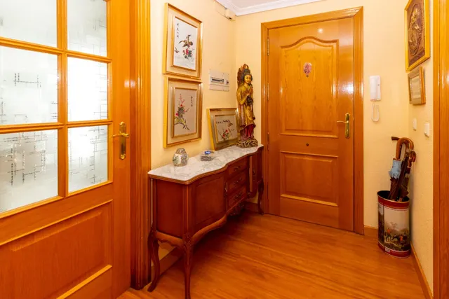 PISO EN CASCO ANTIGUO DE TRES DORMITORIOS, DOS BAÑOS,GARAJE Y TRASTERO. — 26