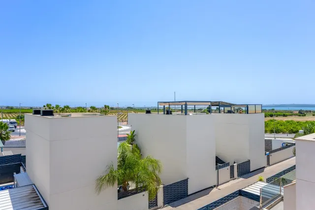 Villa moderna con piscina privada, 3 dormitorios y 3 baños. — 36