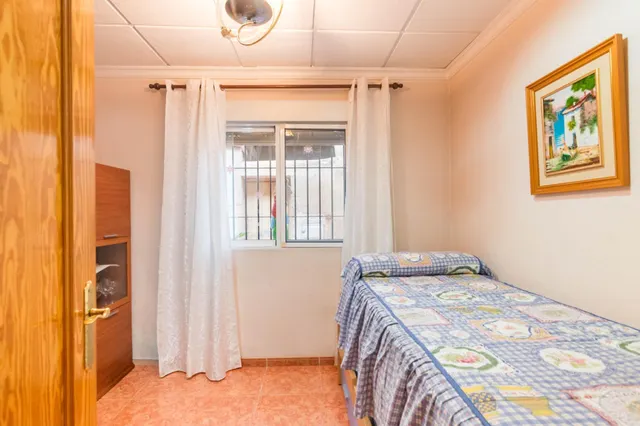 Casa con garaje, terraza y mucho potencial en los ramos — 11