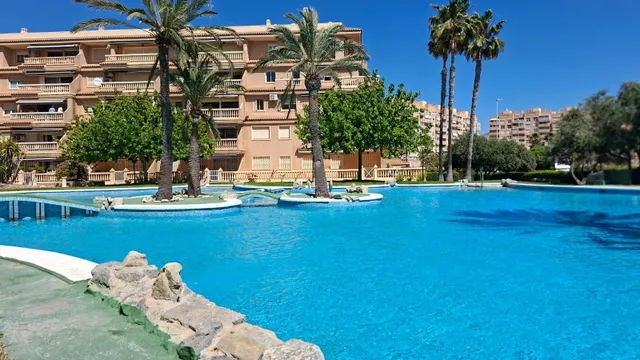 Bonito apartamento con vistas y piscina — 34