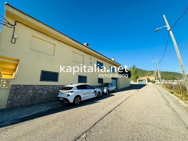 Amplia casa a la venta en Font de la Figuera (Valencia) — 2