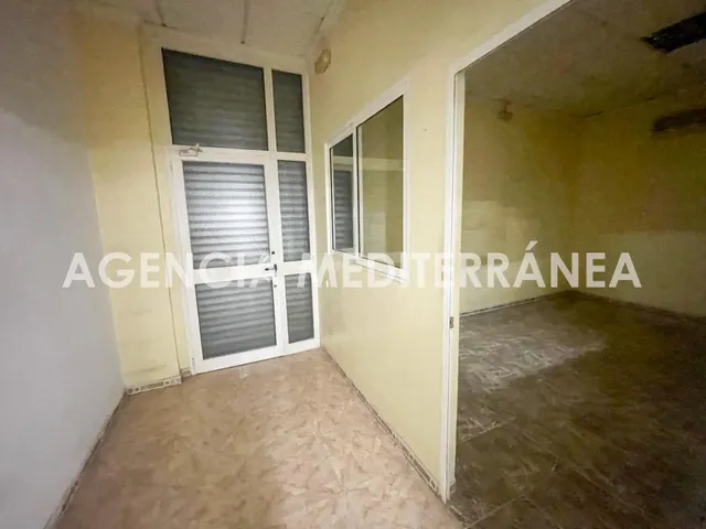 ¡Gran oportunidad de inversión y negocio en Ayora! Local comercial de 158 m2 junto al metro — 6