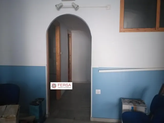 SE VENDEN TRES LOCALES COMERCIALES EN PLENO CENTRO. — 8