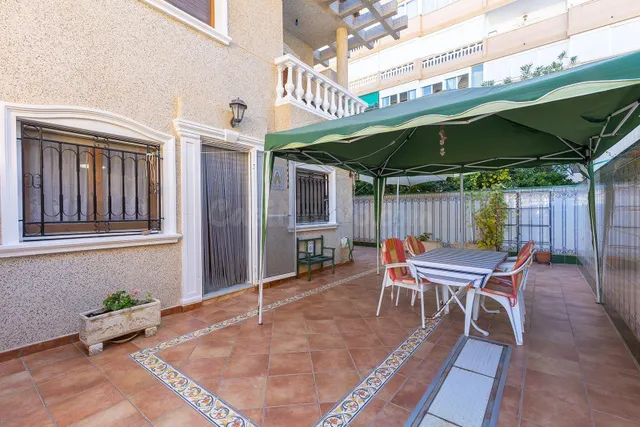 Planta baja de tres dormitorios con gran patio a 150 metros  - foto 2