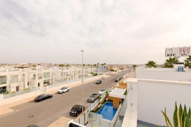 VILLA DE 3 DORMITORIOS Y 3 BAÑOS CON PISCINA EN LOMAS DE CABO ROIG, ORIHUELA COSTA — 40
