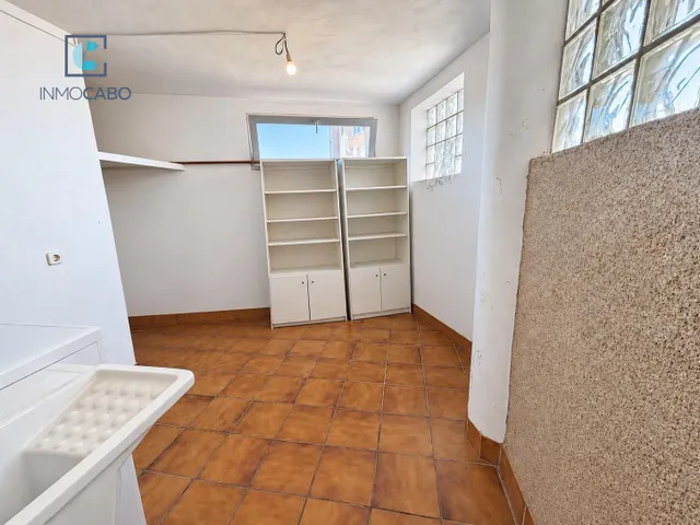 VIVIENDA CON TERRAZA, VISTAS AL MAR Y GARAJE EN LAS ROCALLAS — 25