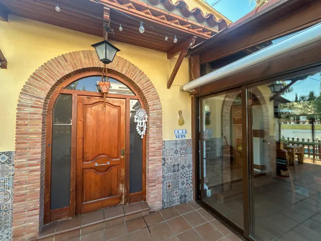 Chalet esquinero con apartamento independiente y piscina en Sant Pere de Ribes — 28