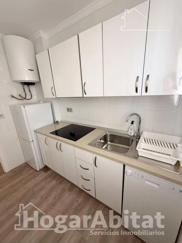 Disfruta del sol y la brisa del mar en este piso reformado con piscina, terraza y parking junto a la playa — 11