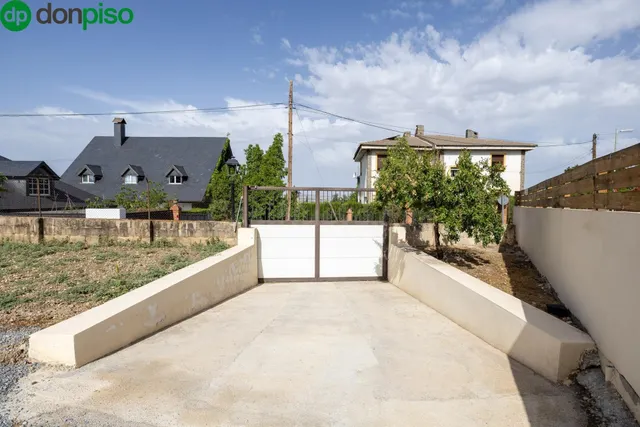 TERRENO URBANO CON PROYECTO PARA 4 CASAS ADOSADAS EN MONACHI - foto 2