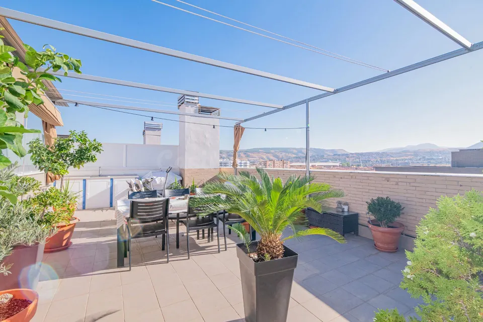 ✨ ¡ESPECTACULAR ÁTICO DÚPLEX CON 61 M2 DE TERRAZA PRIVADA Y VISTAS PANORÁMICAS, GARAJE Y TRASTERO!