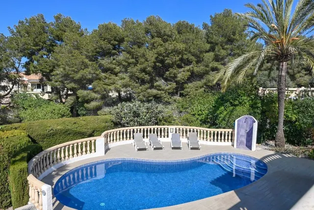 Villa Bosque. Villa de cinco dormitorios en venta en Jávea. — 2