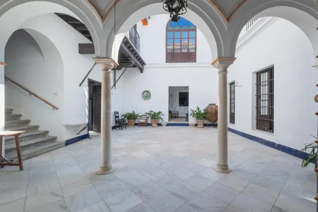 PRECIOSA CASA PALACIO DE ESQUINA A DOS PASOS DE LA CALZADA - foto 3