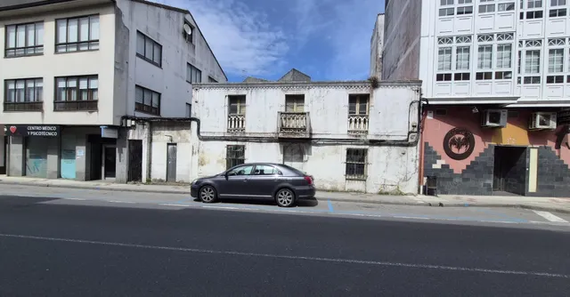 Antigua casa para restaurar en el centro de A Laracha