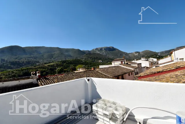 ESPACIOSA CASA SEMIRREFORMADA CON TERRAZA — 46