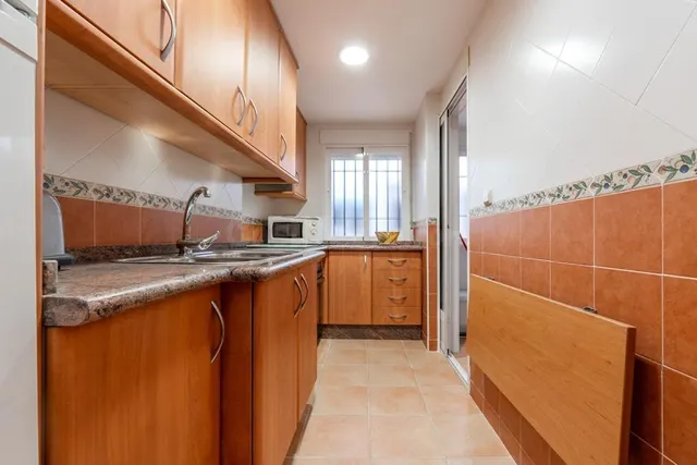 Piso en el centro de Granada, totalmente reformado con dos grandes dormitorios y un baño — 2