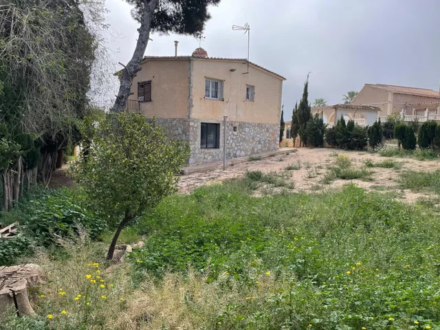 Casa con parcela en Los Balcones, Torrevieja. 5 dormitorios, 2 baños — 9