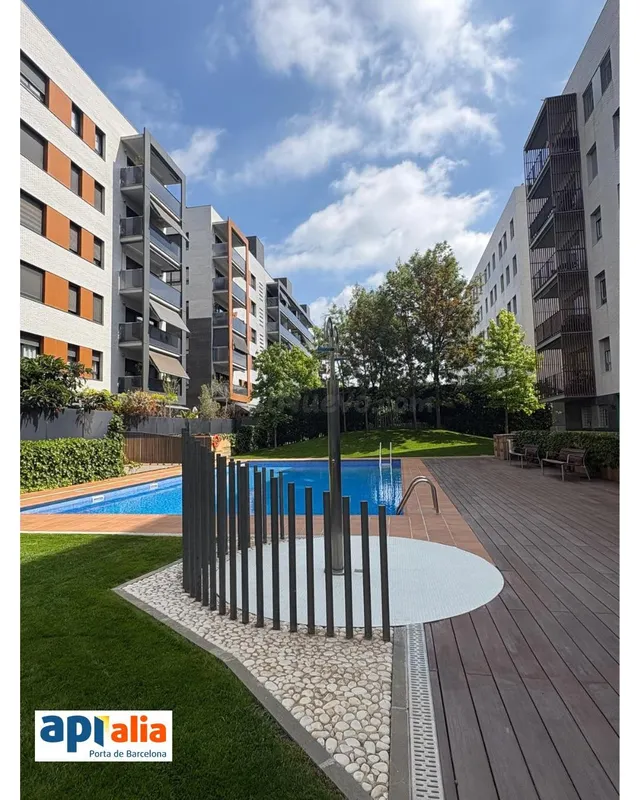 Luminoso piso con terraza, piscina, parking y trastero junto - foto 2