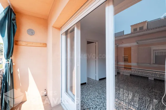 Piso totalmente exterior con balcón en una ubicación tranqui - foto 3