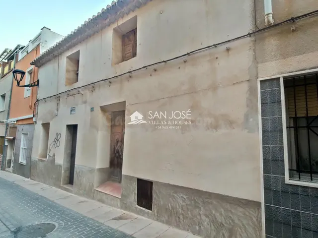 VENTA DE CASA SOLAR EN ASPE, ZONA CENTRO