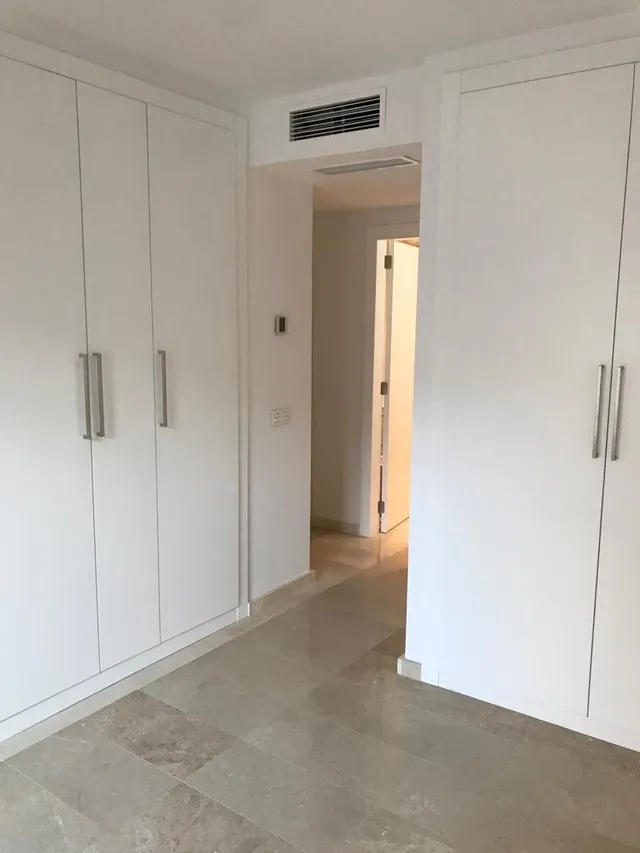 Piso a estrenar con terraza de 40 m2, parking y piscina en calle peatonal Nuredduna – Palma. — 13