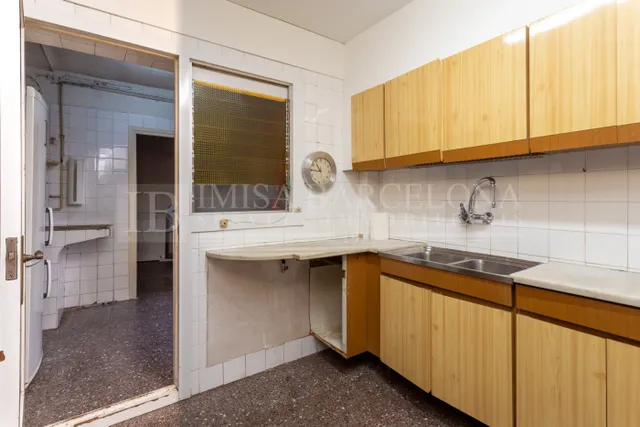 PISO CON MUCHAS POSIBILIDADES EN PLAZA CATALANA — 23