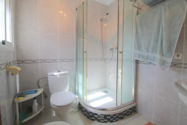 Chalet independiente con piscina privada, jardín y garaje en El Chaparral, Torrevieja — 18