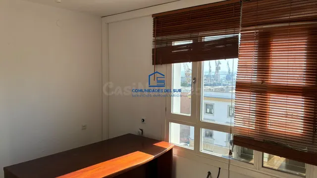 Oficina en Alquiler en el Centro de Cádiz - Ideal para Negoc - foto 2