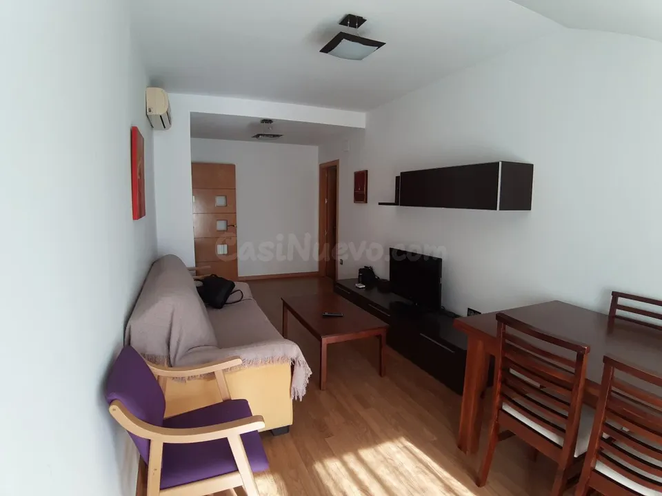 APARTAMENTO SEMINUEVO, CÉNTRICO CON PISCINA COMUNITARIA, AIRE ACONDICIONADO Y PLAZA DE GARAJE