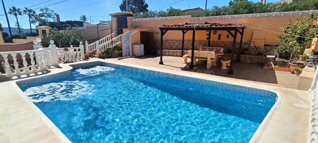 GRAN CHALET INDEPENDIENTE DE 3 PLANTAS CON DOS VIVIENDAS Y P