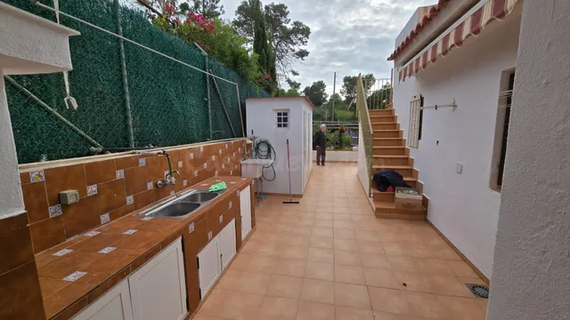 Chalet independiente con gran parcela, jardín y amplias zonas exteriores — 13