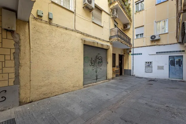 Estos dos grandes locales en pleno centro de Granada ofrecen una oportunidad única para tu negocio. — 17