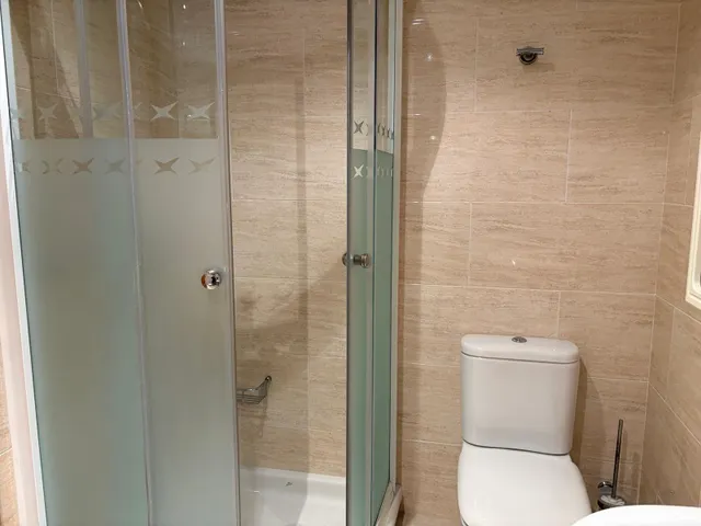 Se vende apartametamento seminuevo en el centro de Valencia de Don Juan, amueblado y equipado, cocina, salón, 2 hab., baño, aseo, ascensor, trastero y plaza de garaje — 6