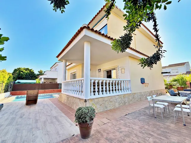 Chalet independiente con piscina en venta en Llíria | 4 habi - foto 2