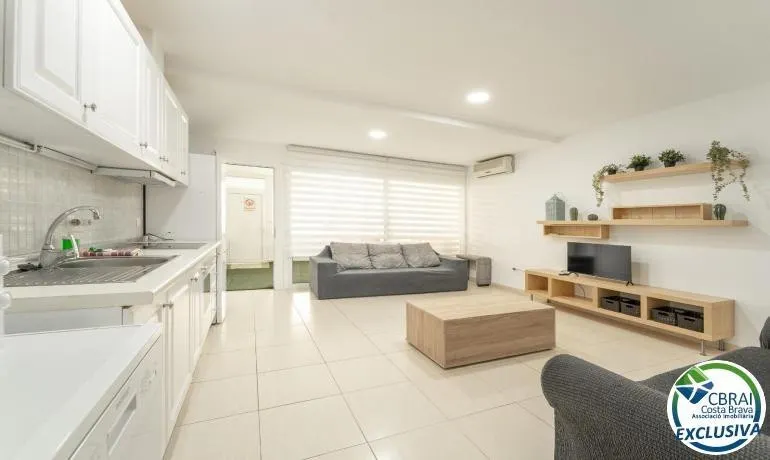 Moderno apartamento en planta baja en complejo residencial con zonas ajardinadas y piscina comunitaria